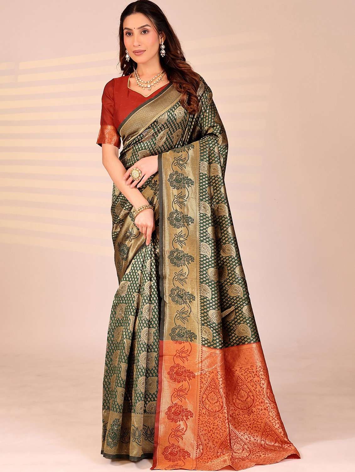 women self design banarasi saree with blouse - 22007190 - Zoom Image - 0