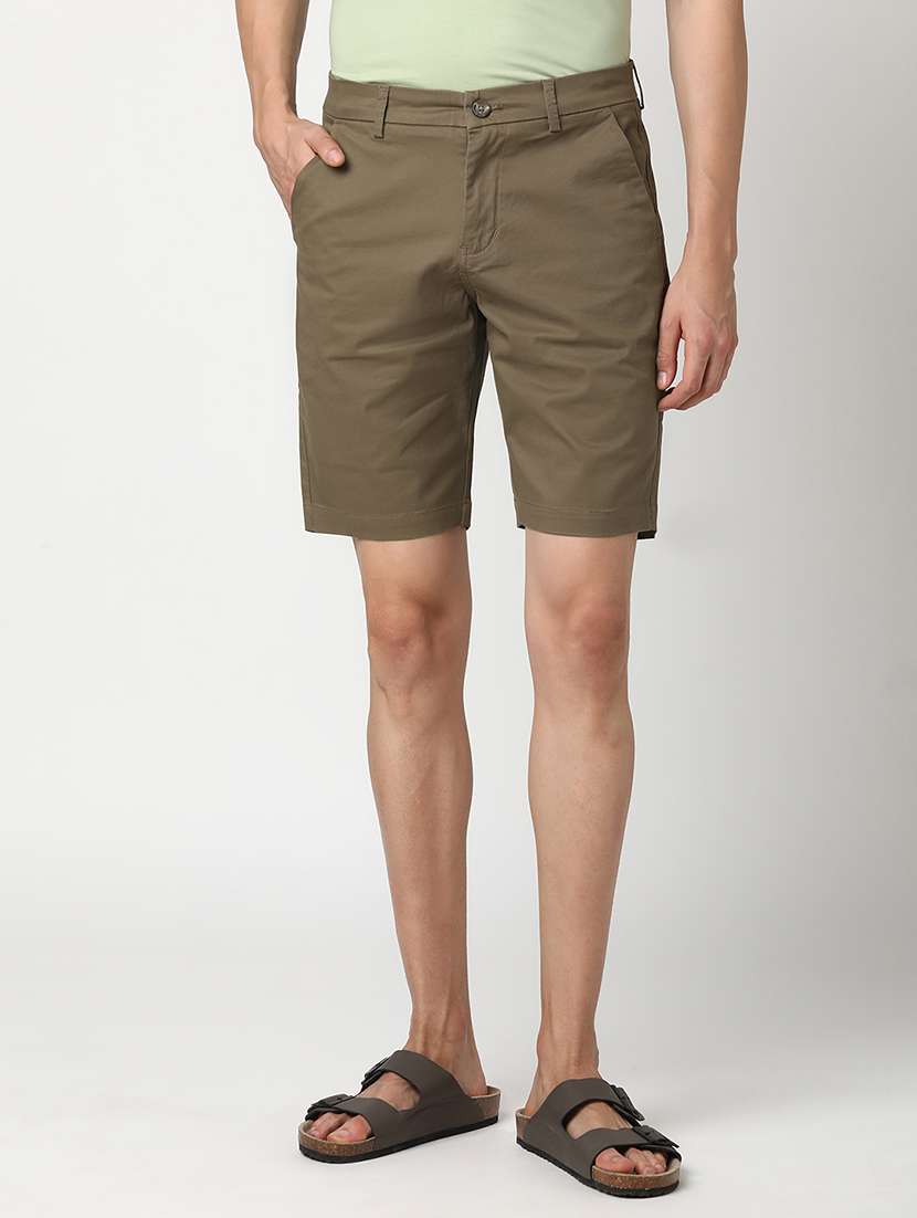 men solid mid rise regular fit shorts