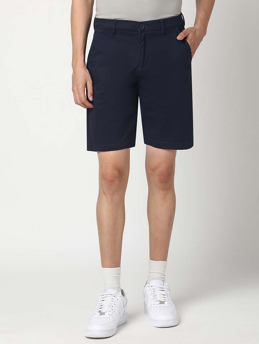 men solid mid rise regular fit shorts