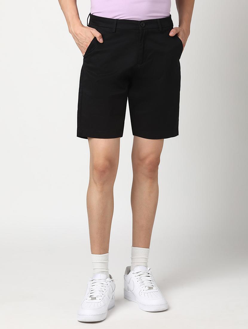 men solid mid rise regular fit shorts