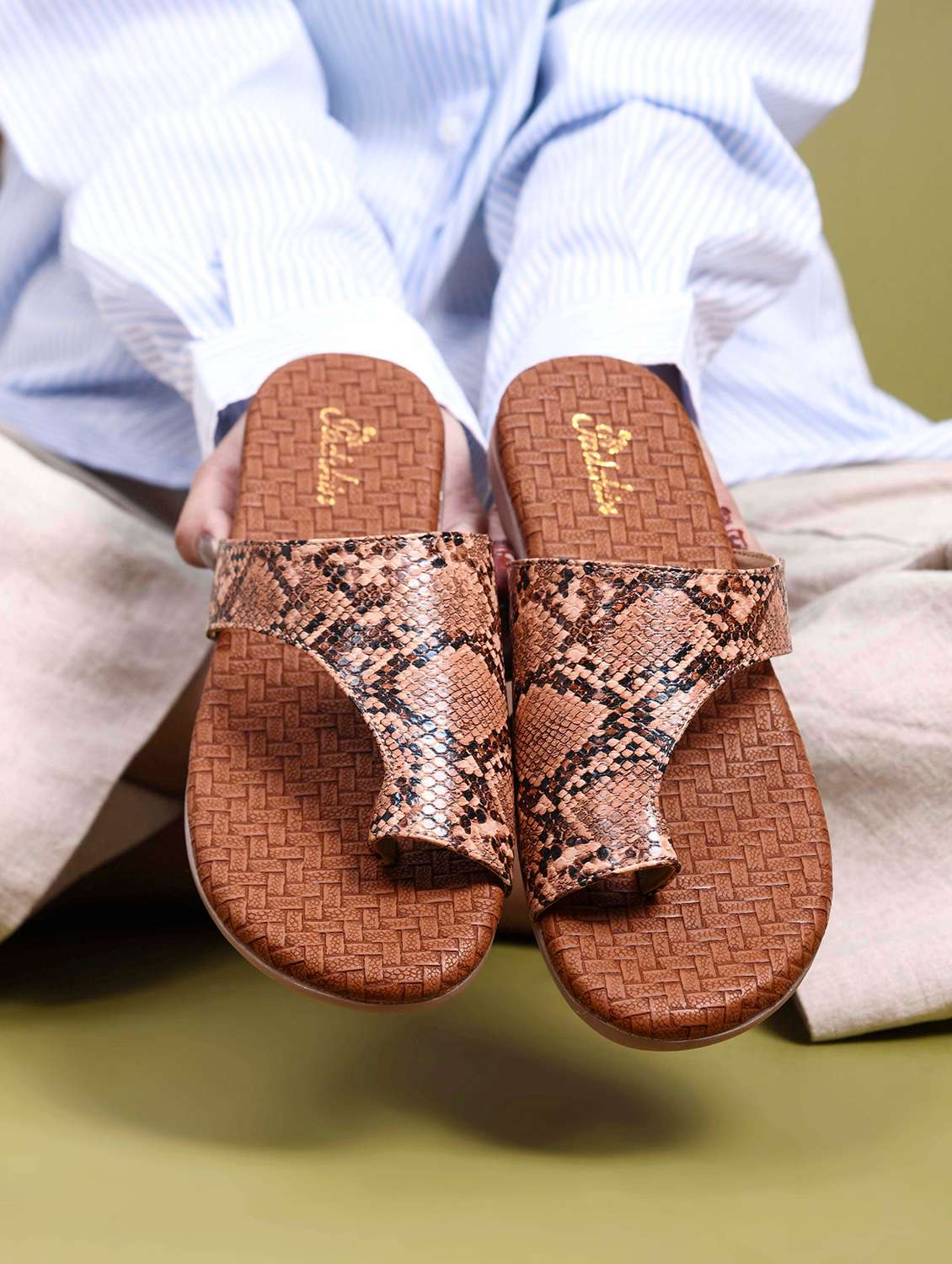 women toe separator flat sandal