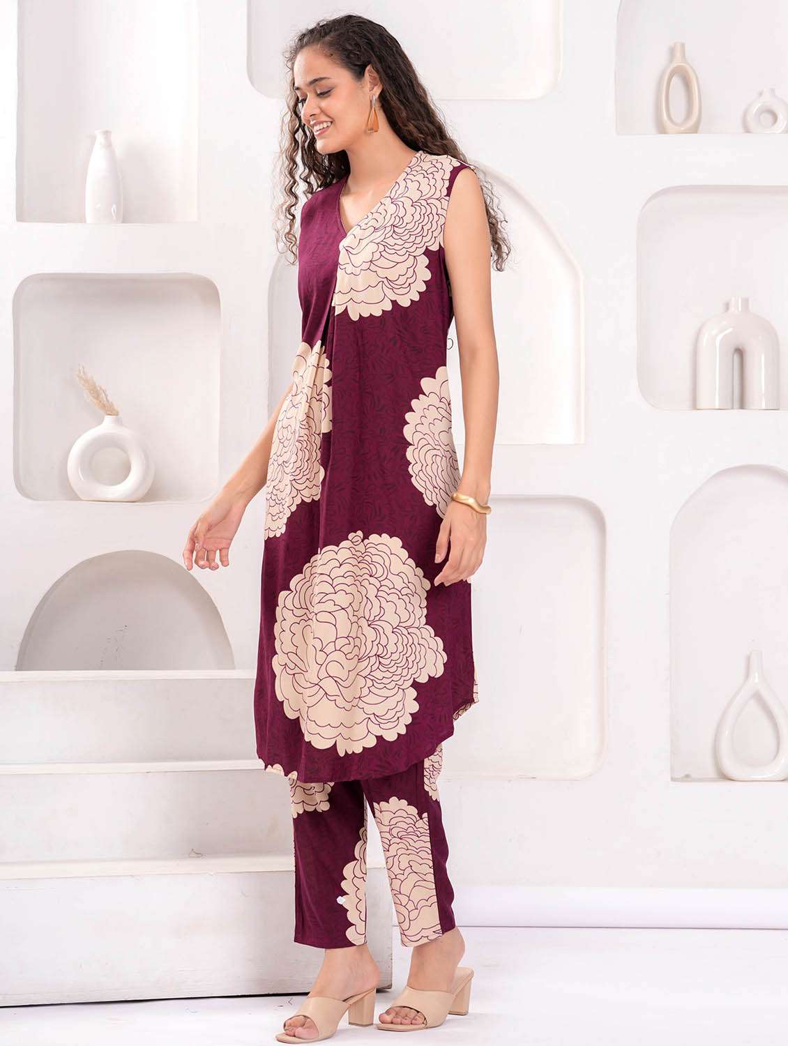 women printed sleeveless kurta and pant set - 22009457 -  Standard Image - 3