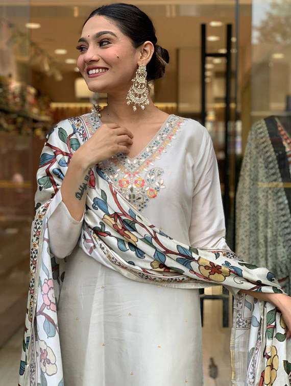women embroidered three quarter sleeve kurta pant with dupatta set - 22011202 - Standard Image - 3