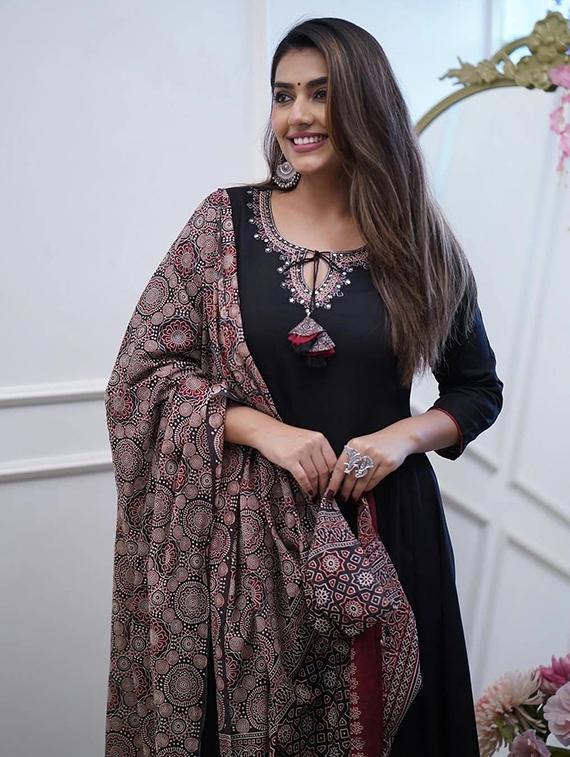 women embroidered three quarter sleeve kurta palazzo with dupatta set - 22011265 - Standard Image - 3