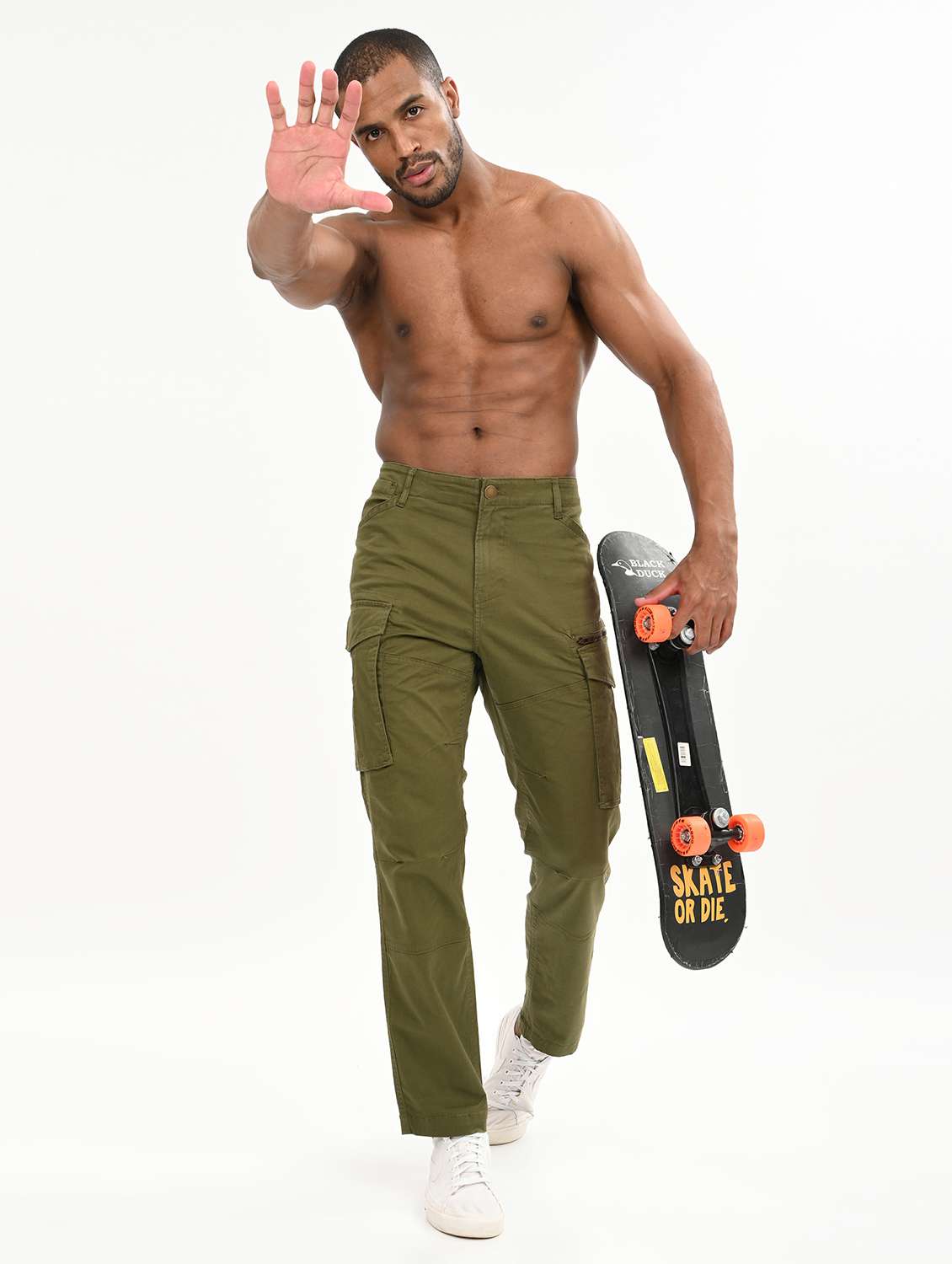 men solid mid rise relaxed fit cargo - 22012858 - Standard Image - 3