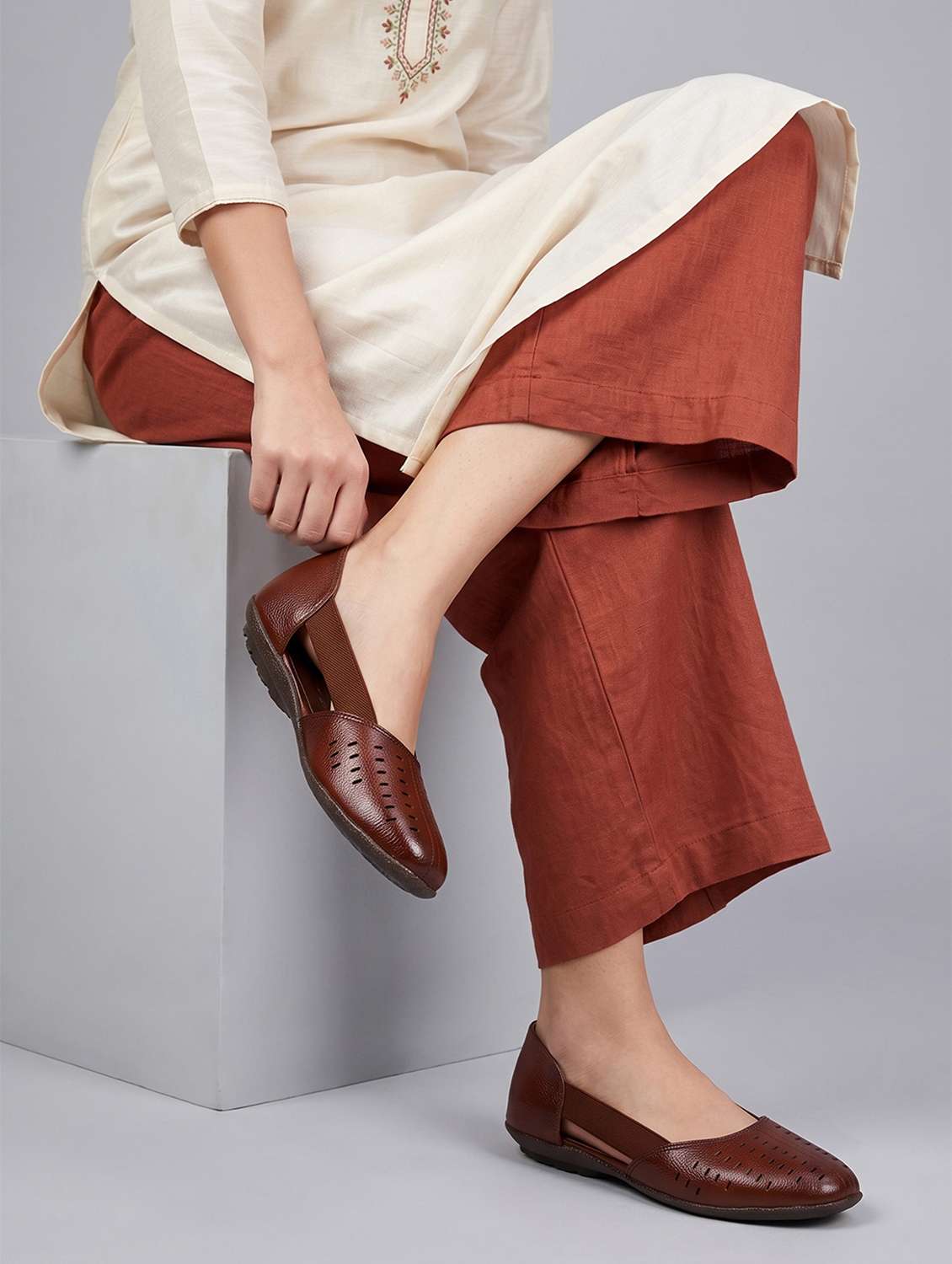 women solid slip on ballerina - 22013277 -  Standard Image - 5