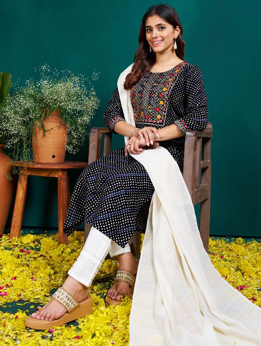 women three quarter sleeve kurta pant with dupatta set - 22014152 - Standard Image - 3