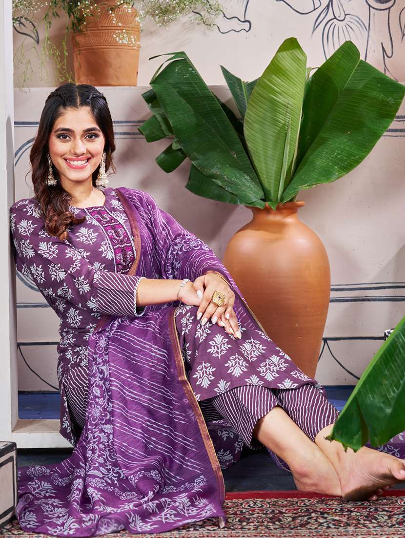 women three quarter sleeve kurta pant with dupatta set - 22014204 -  Standard Image - 3