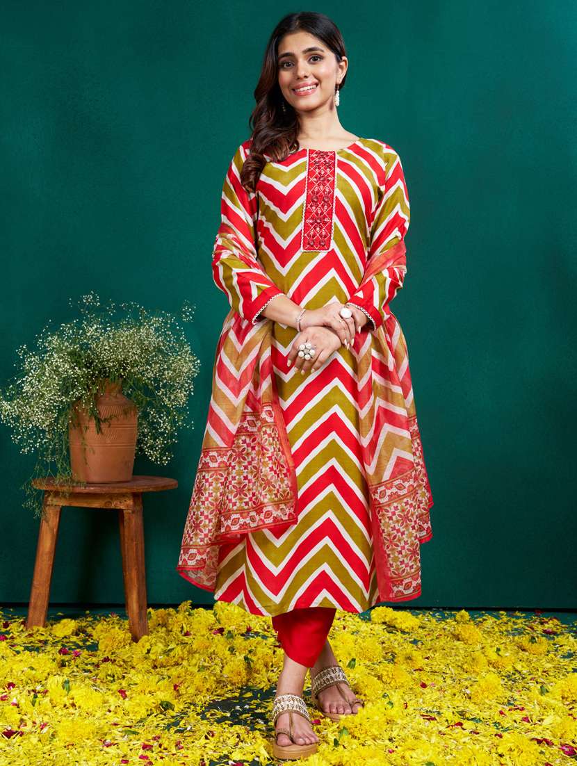 women printed three quarter sleeve kurta pant with dupatta set