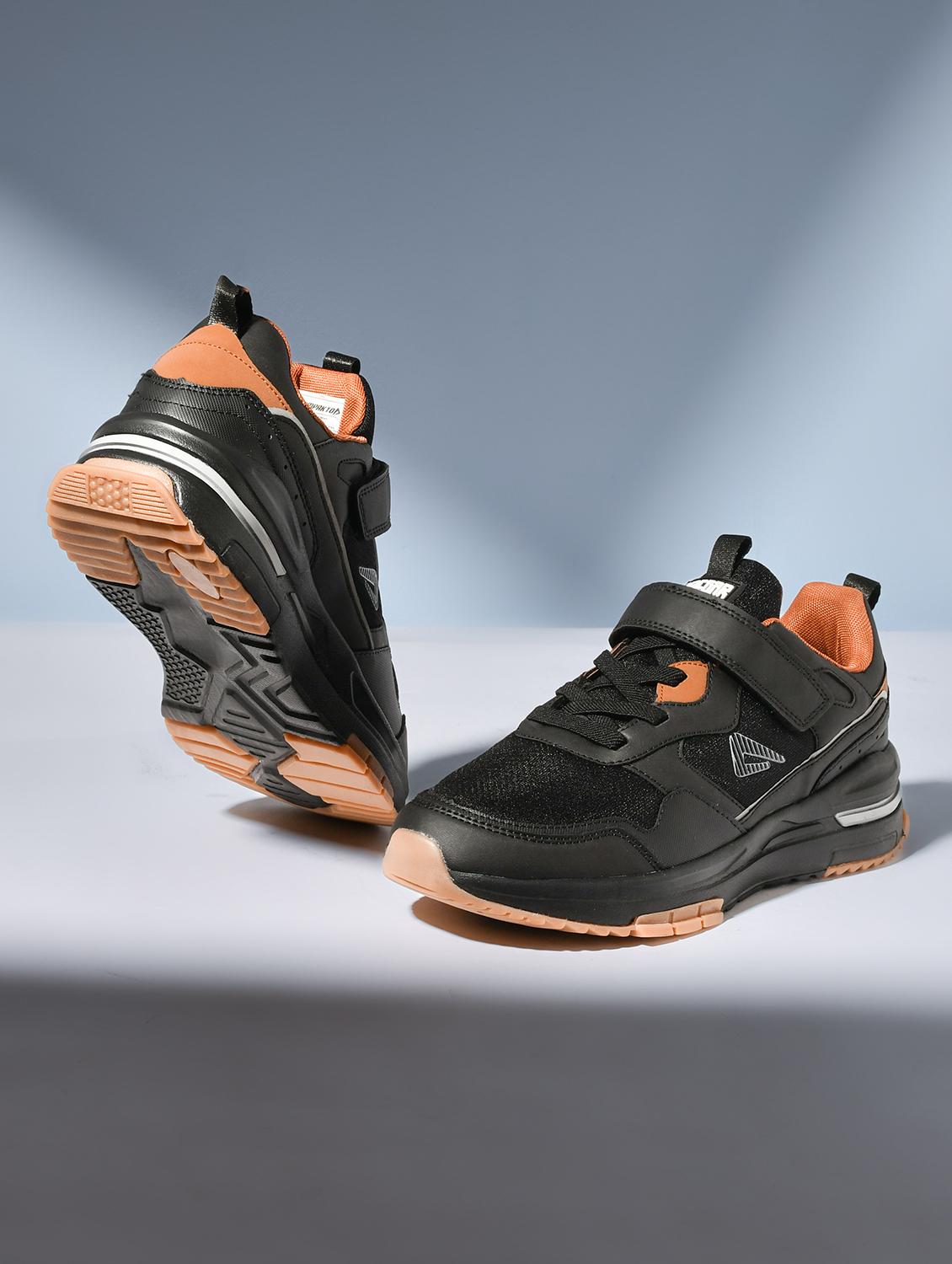 men black lace up sneaker