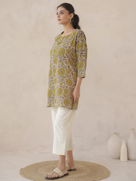 women floral three quarter sleeve straight kurti - 22017473 - Standard Image - 3