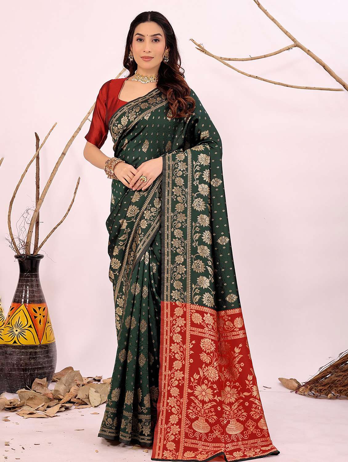 women self design banarasi saree with blouse - 22019184 - Zoom Image - 0