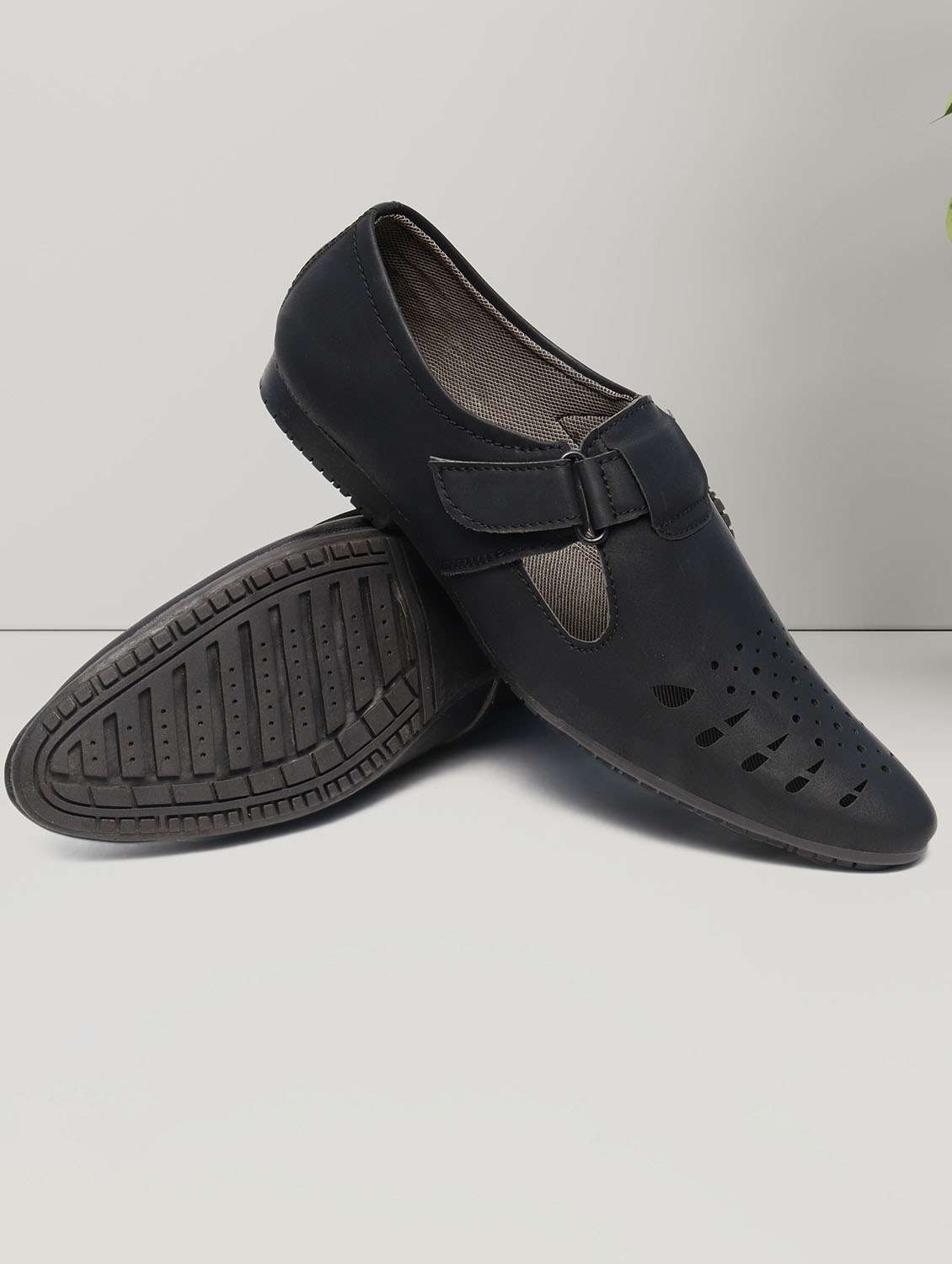 men black fisherman sandal - 22019351 -  Zoom Image - 0