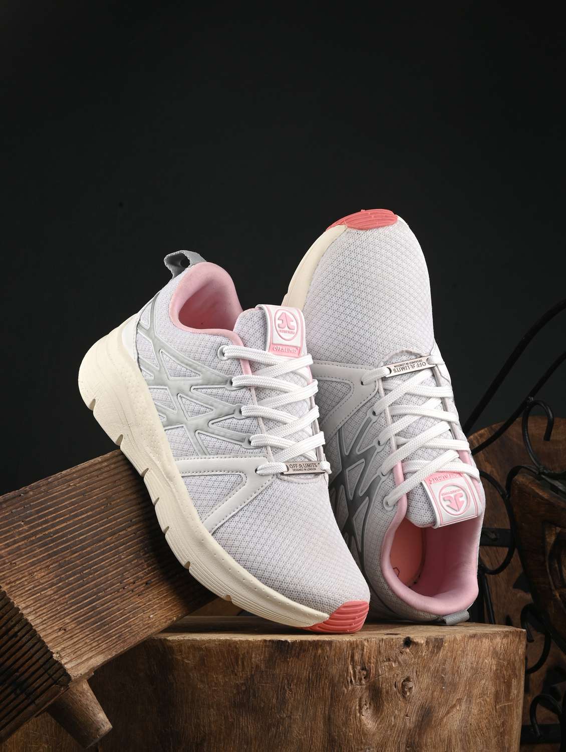 women off white lace-up sports shoe