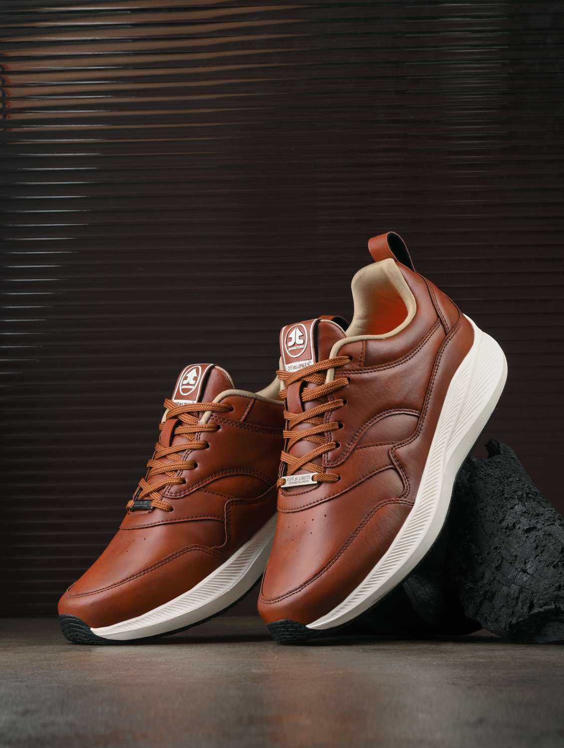 men solid lace up sport shoe