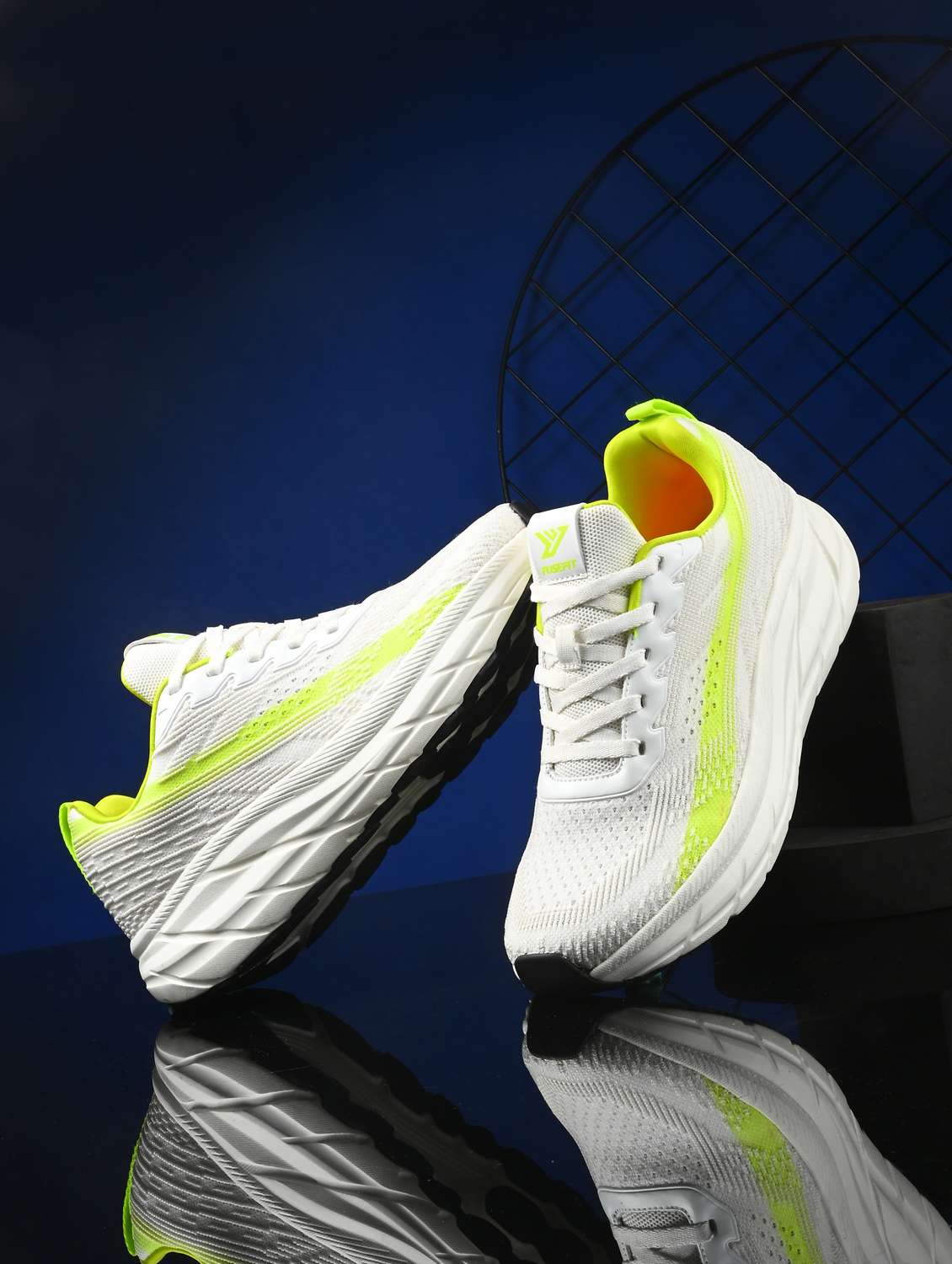 men solid white sport shoe