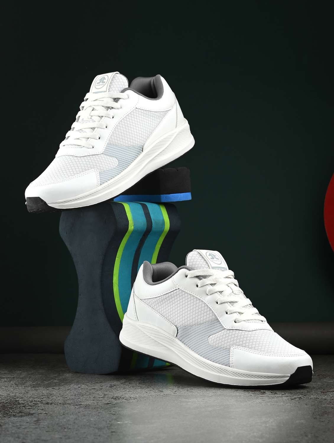 men white lace up sport shoe