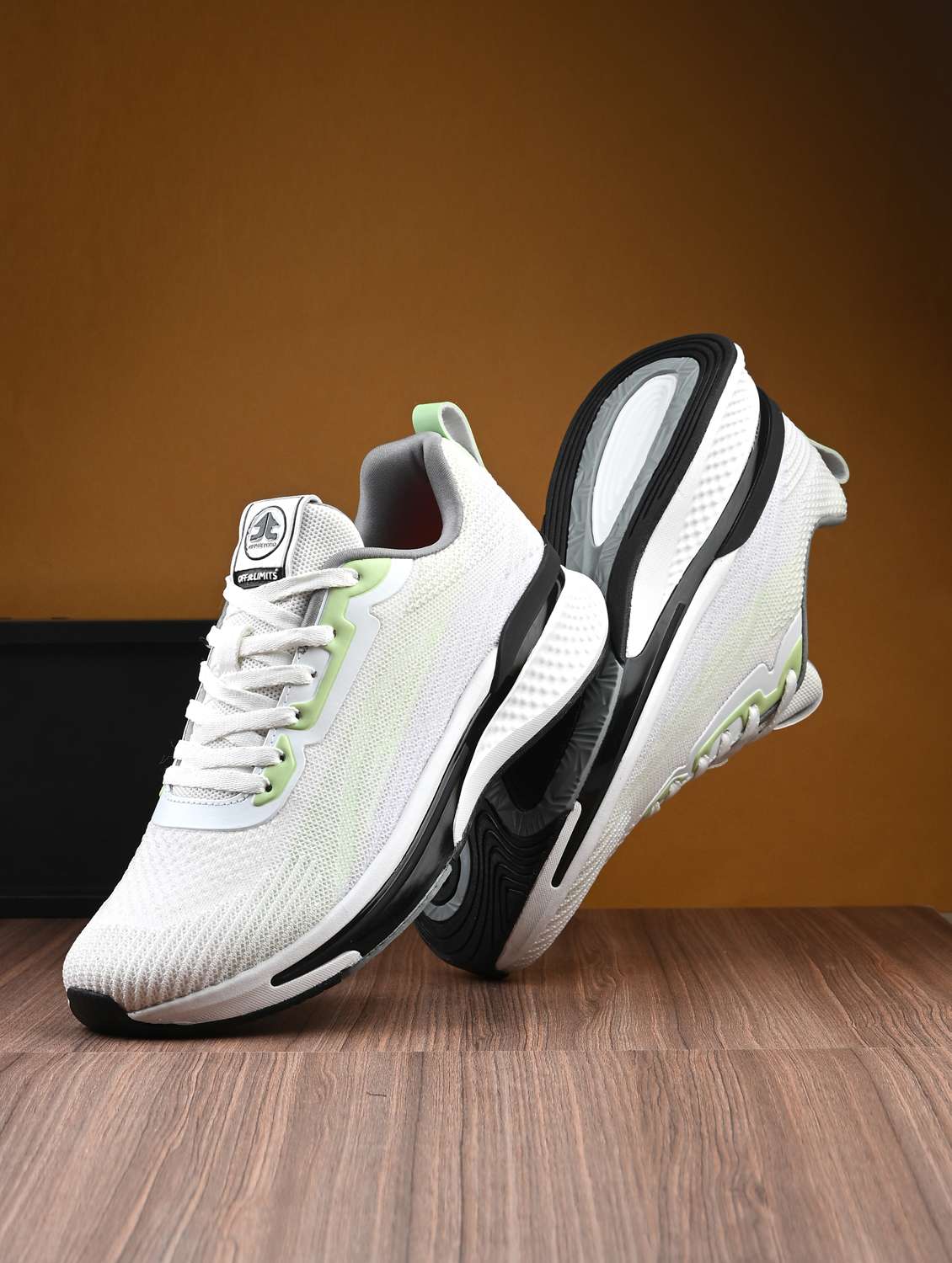 men white lace up sport shoe