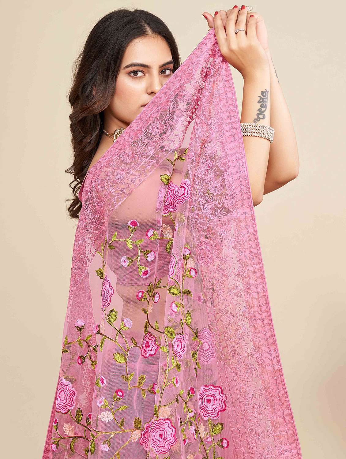 women floral embroidered saree with blouse - 22021358 - Standard Image - 3