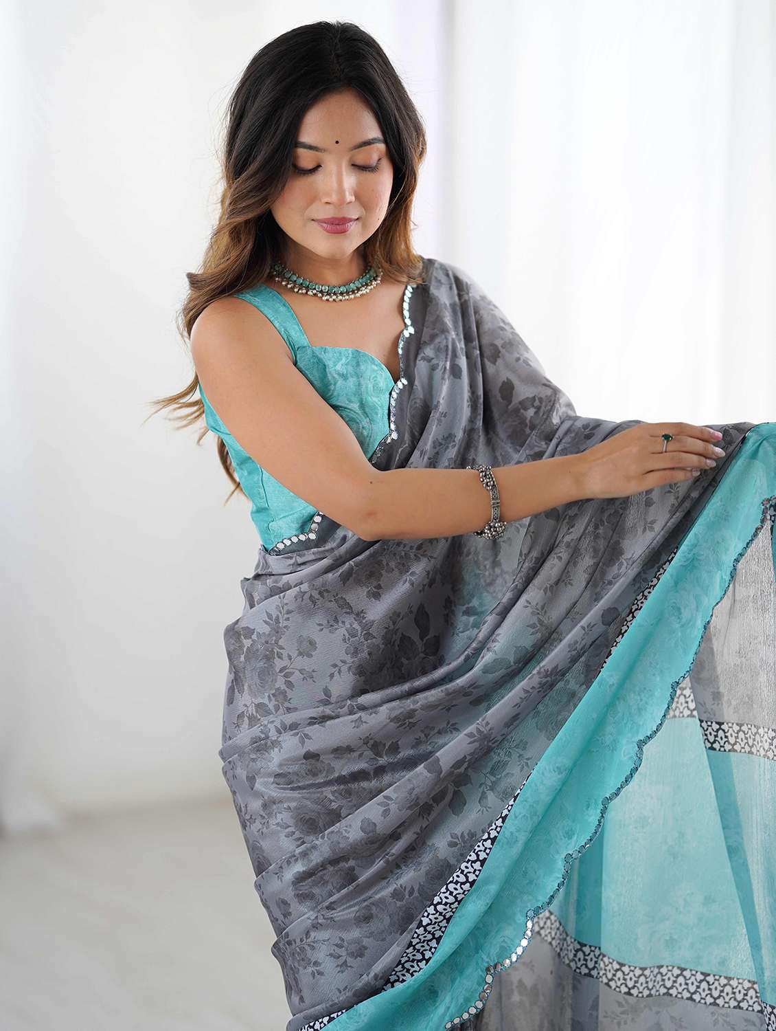 women floral printed saree with blouse - 22021438 - Standard Image - 3