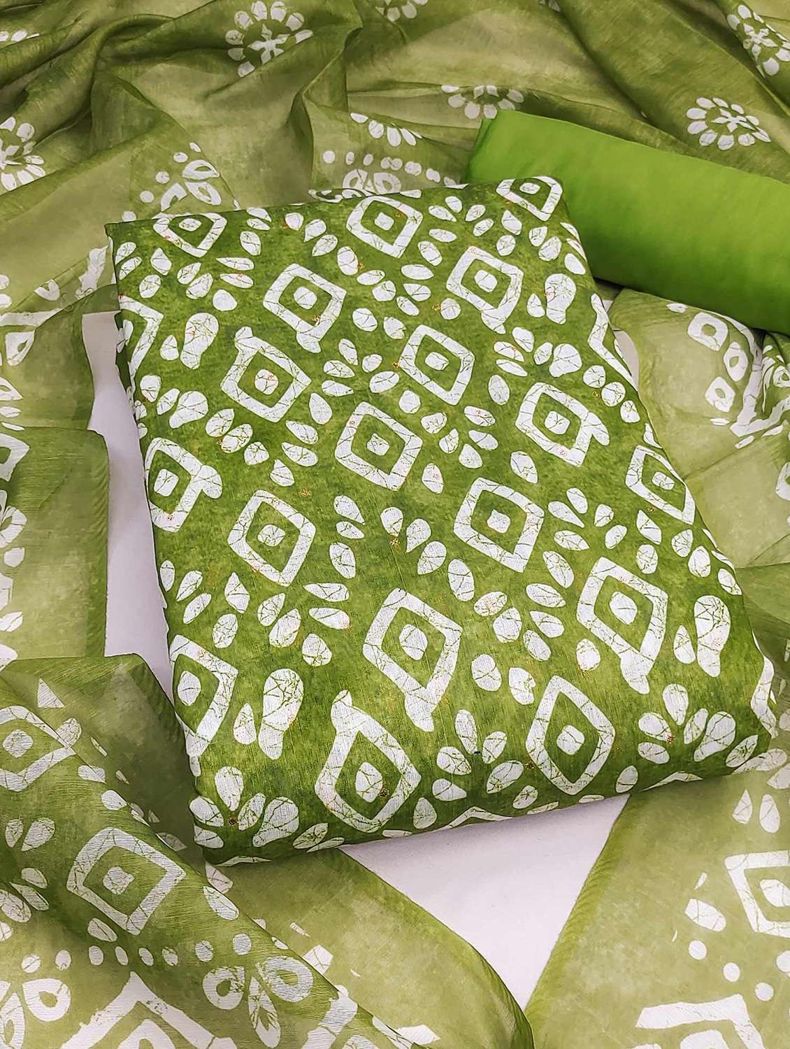 women printed unstitched suit set