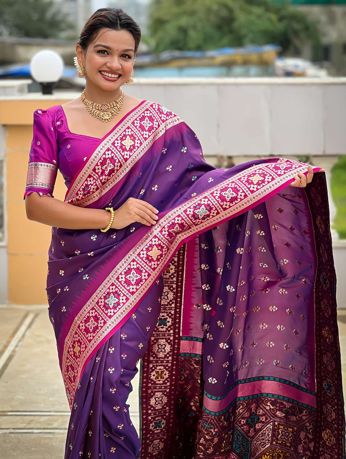 women self design banarasi saree with blouse - 22022384 -  Standard Image - 3