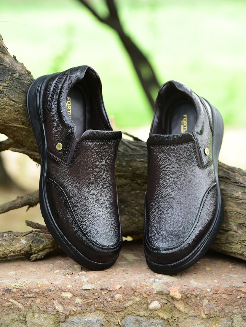 men solid slip on formal shoes