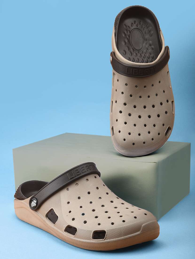 men solid slip on clogs