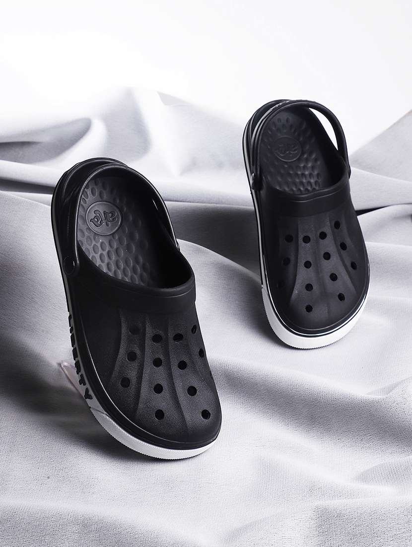 men solid slip on clogs