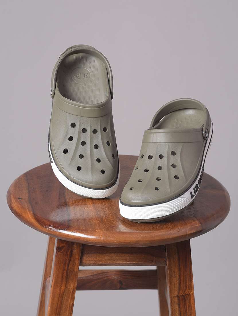 men solid slip on clogs