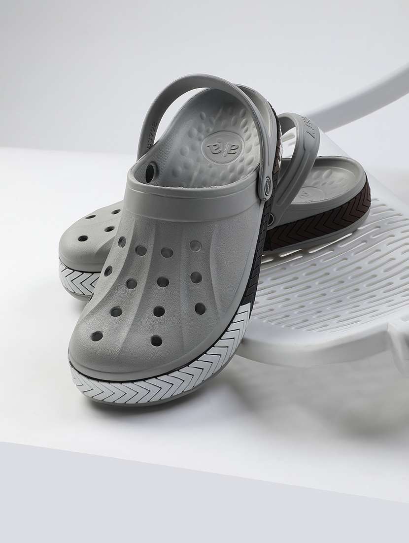 men solid slip on clogs