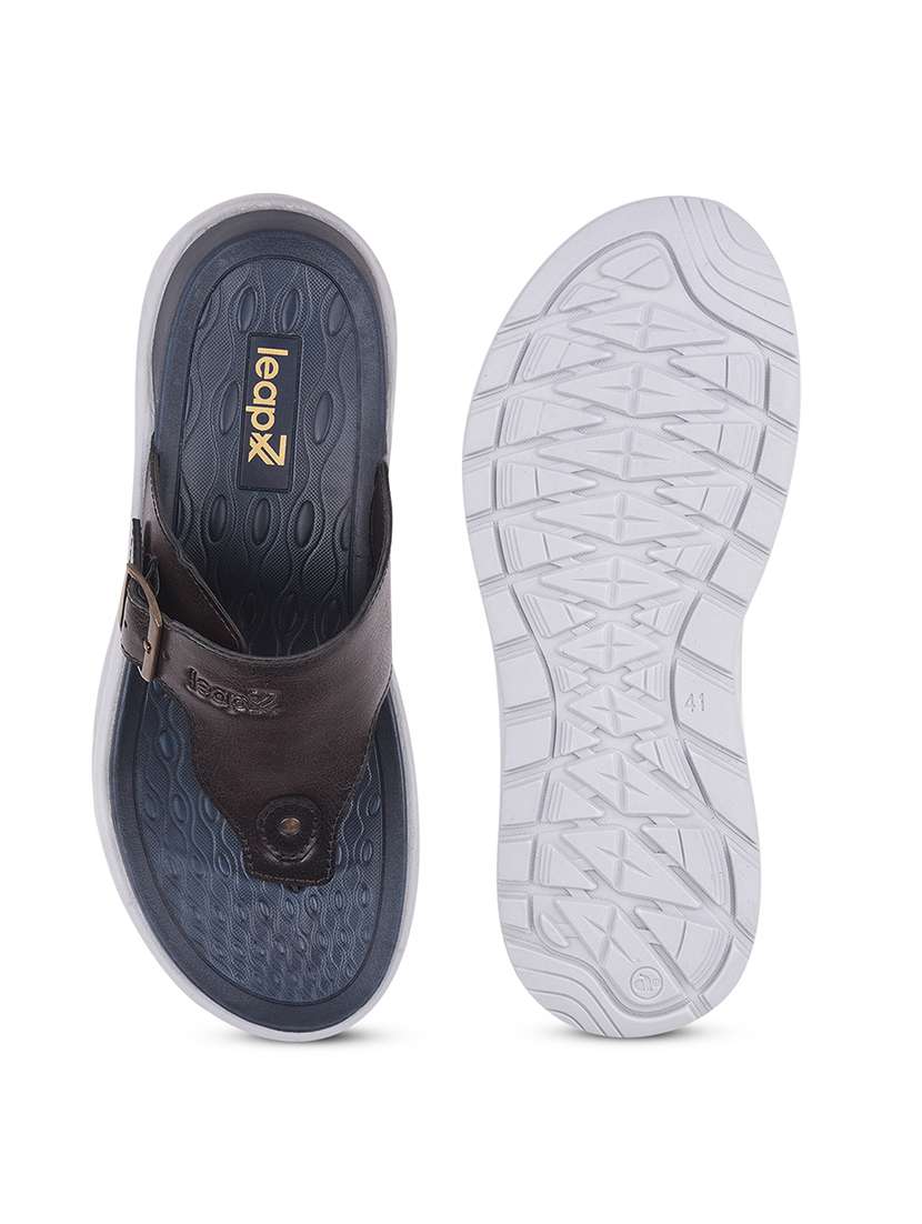 men solid toe separator sandal - 22029389 -  Standard Image - 5