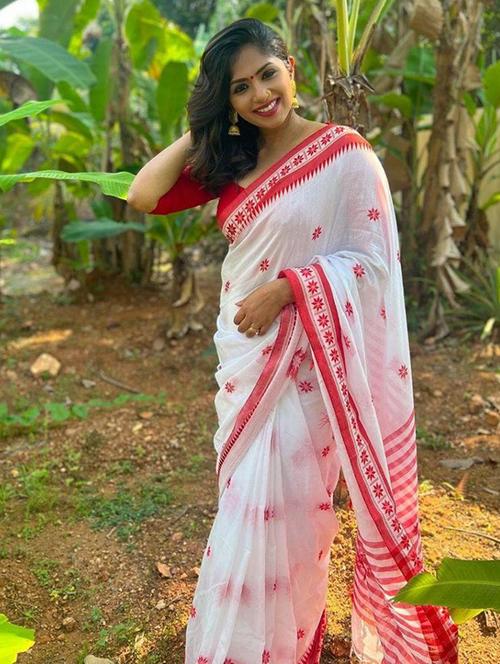 women self design handloom saree with blouse - 22029997 -  Standard Image - 0