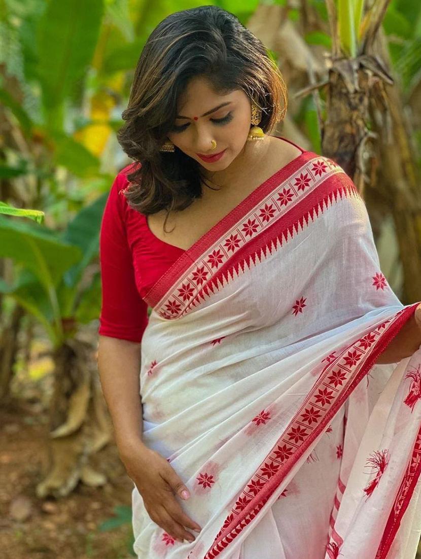 women self design handloom saree with blouse - 22029997 - Standard Image - 5