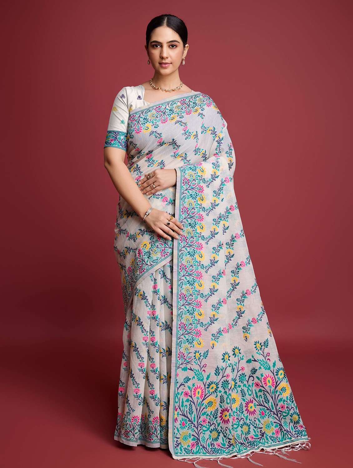 women self design bordered saree with blouse