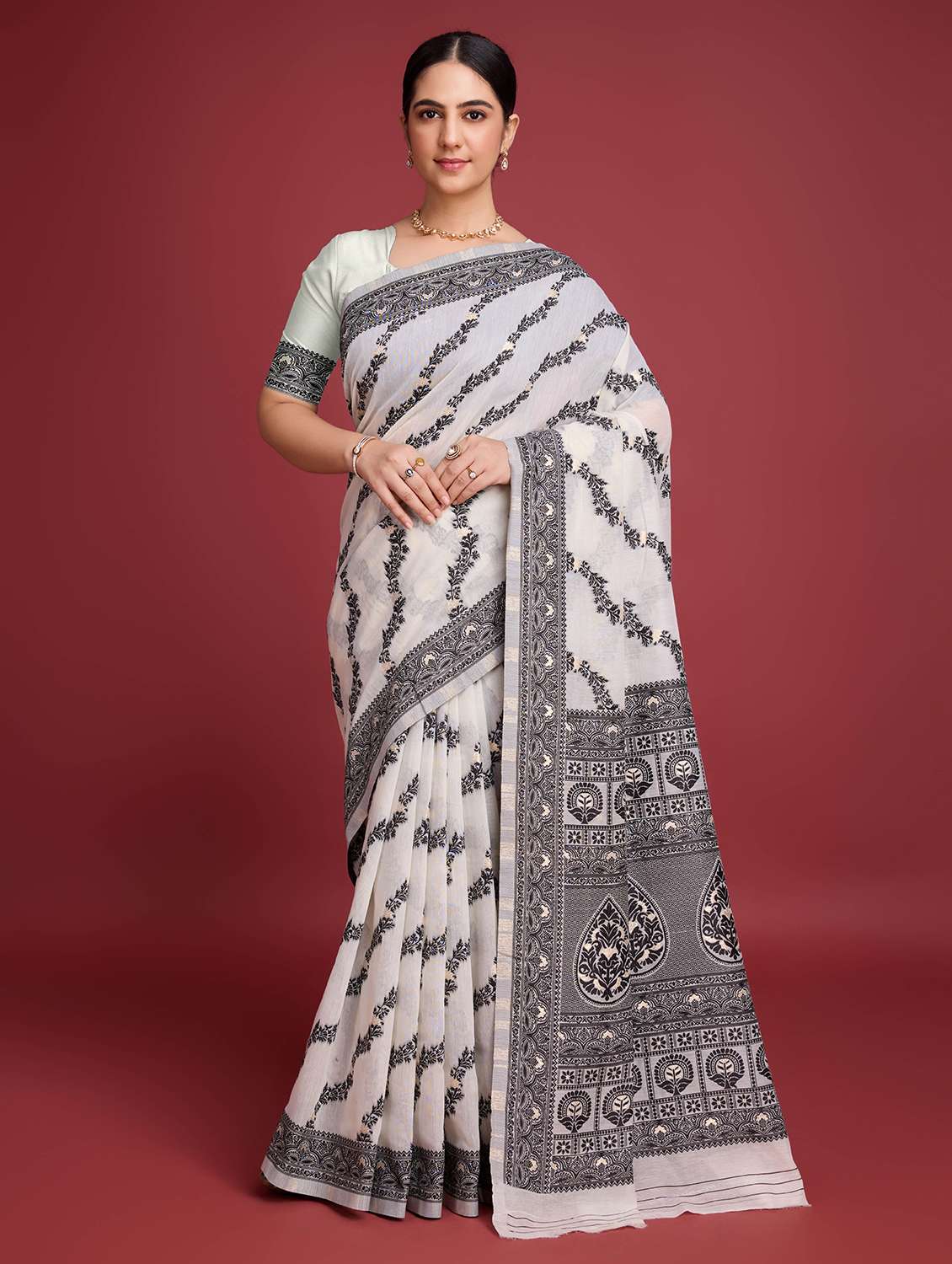 women self design bordered saree with blouse