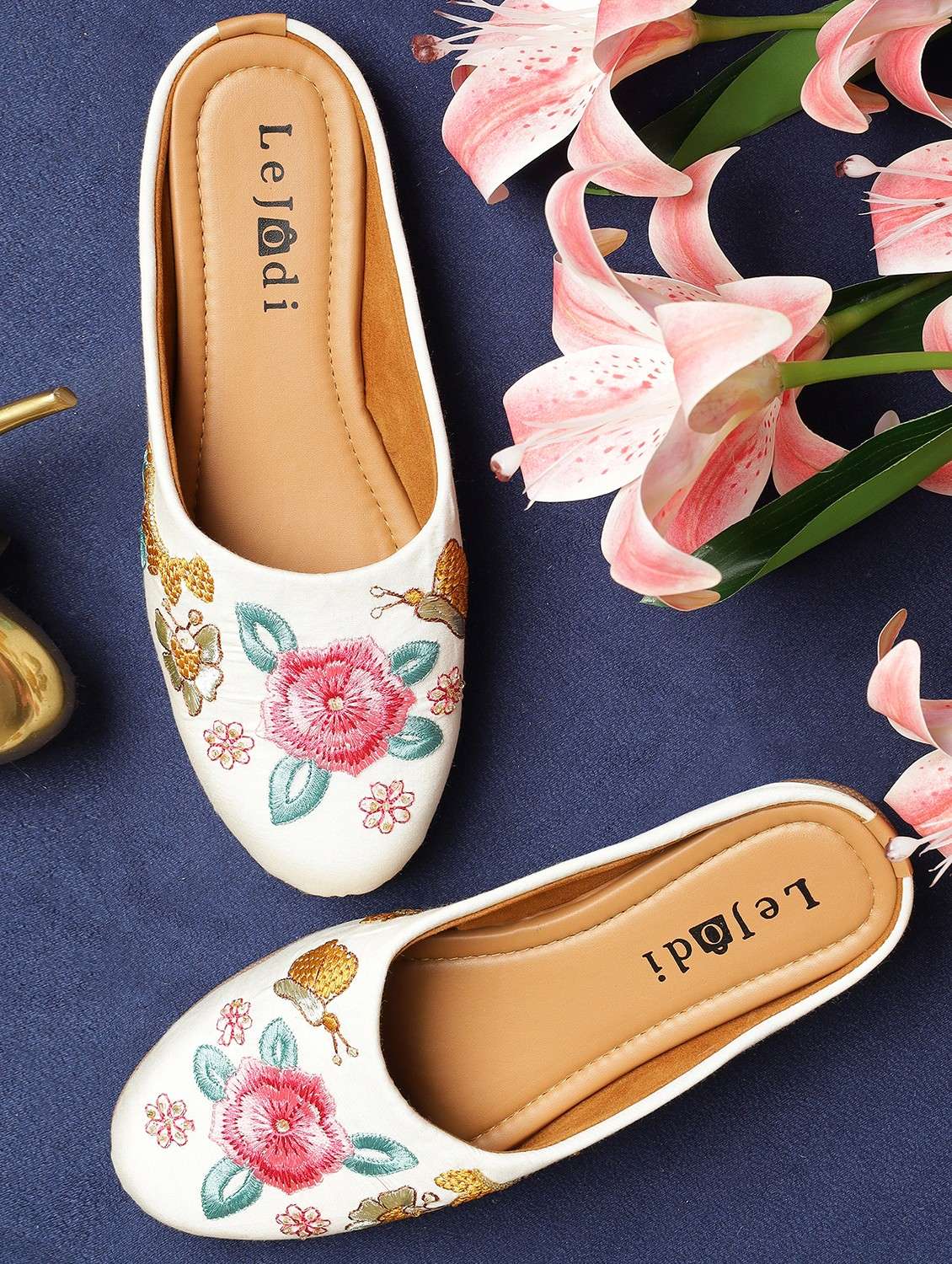 women floral embroidered slip on jutis