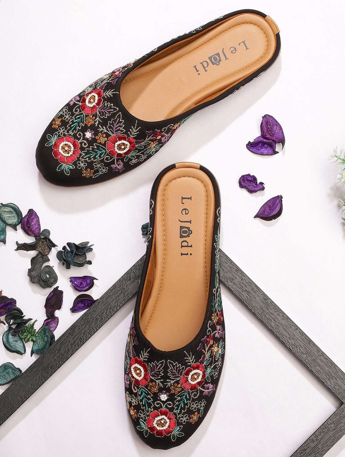 women embroidered slip on mojari - 22030787 -  Zoom Image - 0