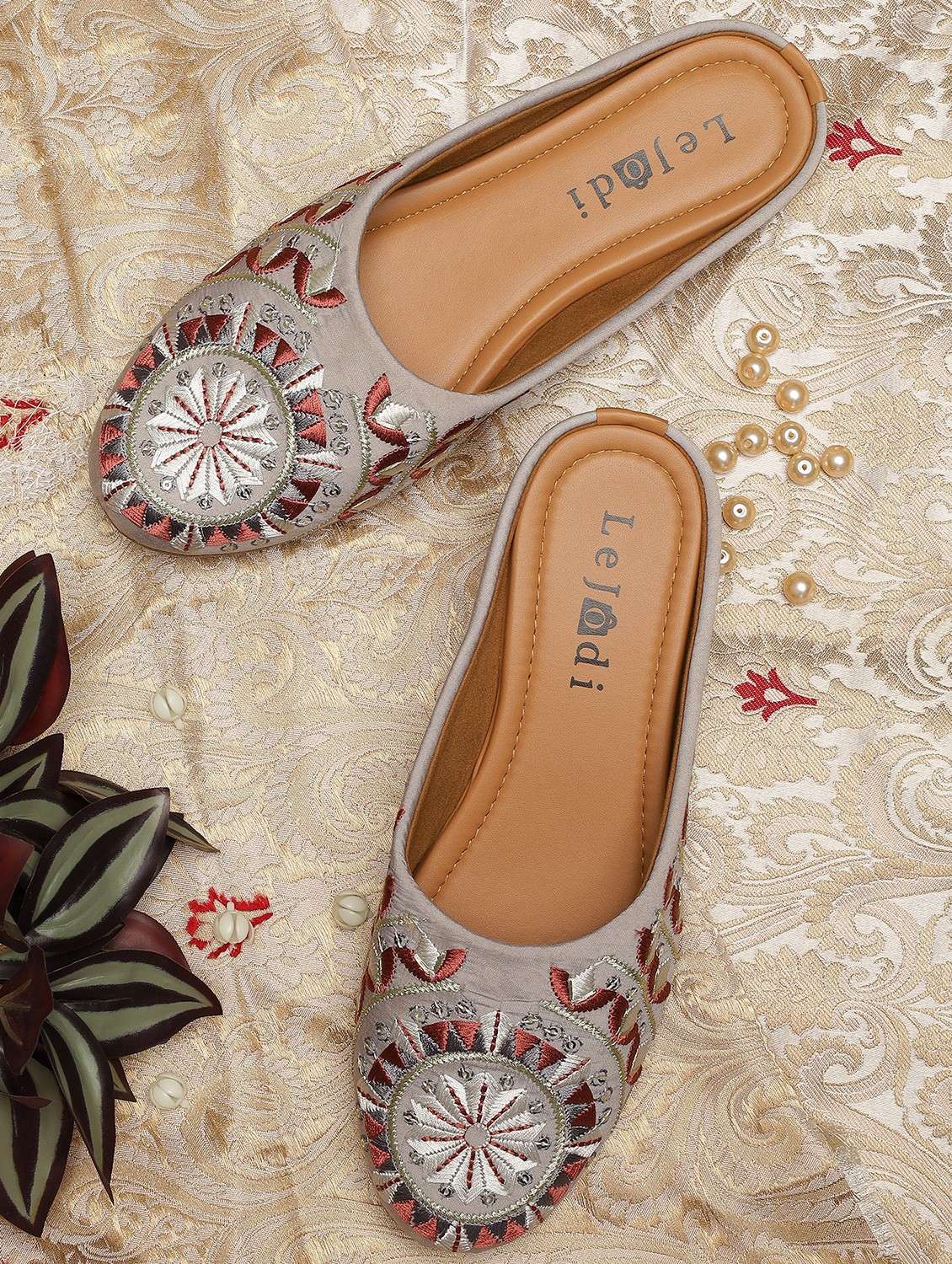women embroidered slip on mojari