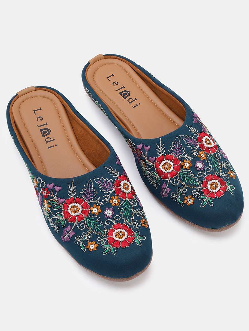 Women Embroidered Slip On Mojari