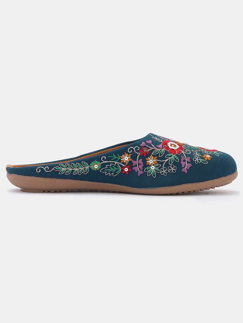 Women Embroidered Slip On Mojari