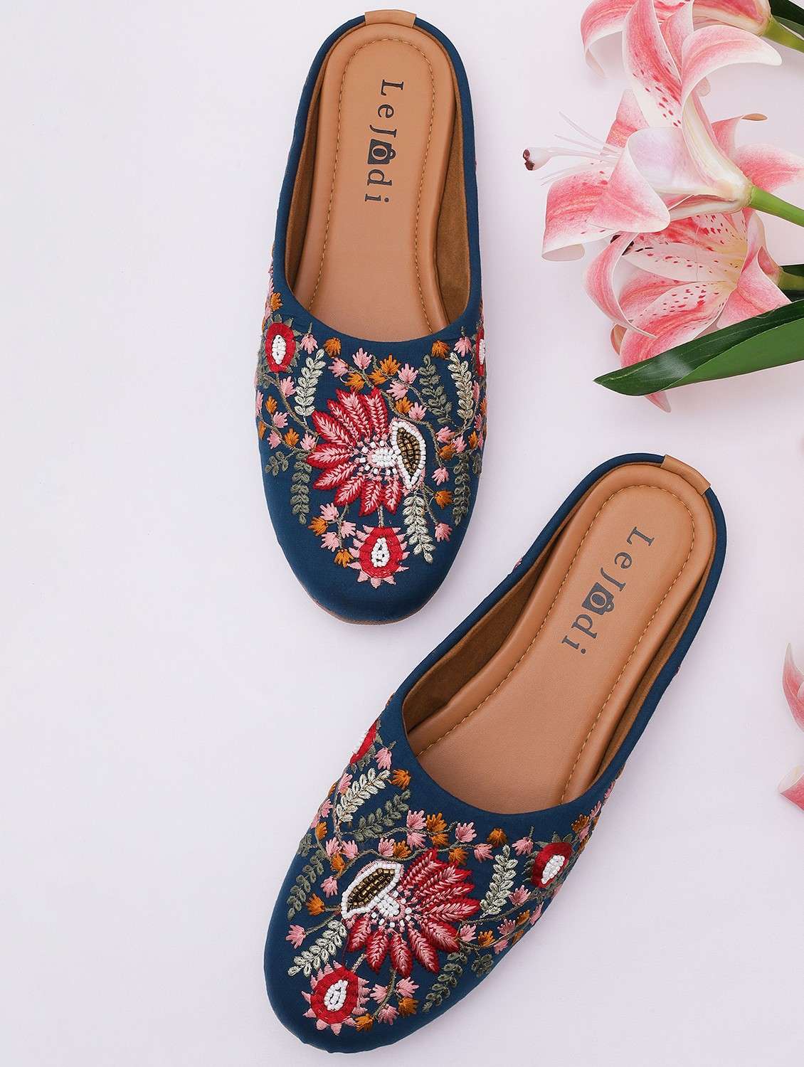 women embroidered slip on mojari