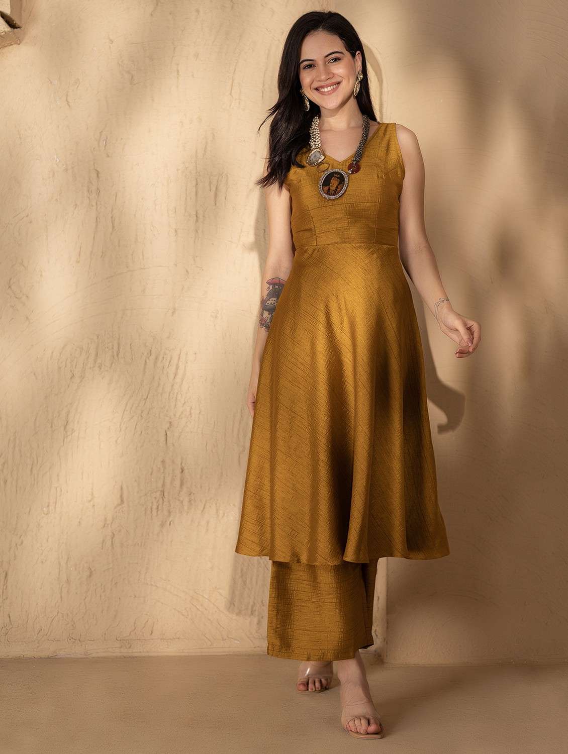 women solid backless kurta and palazzo set