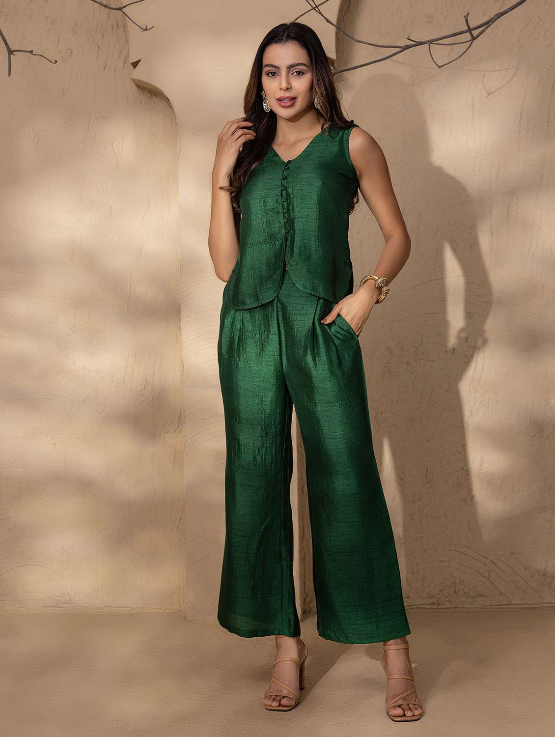 women solid sleeveless ethnic co-ord set