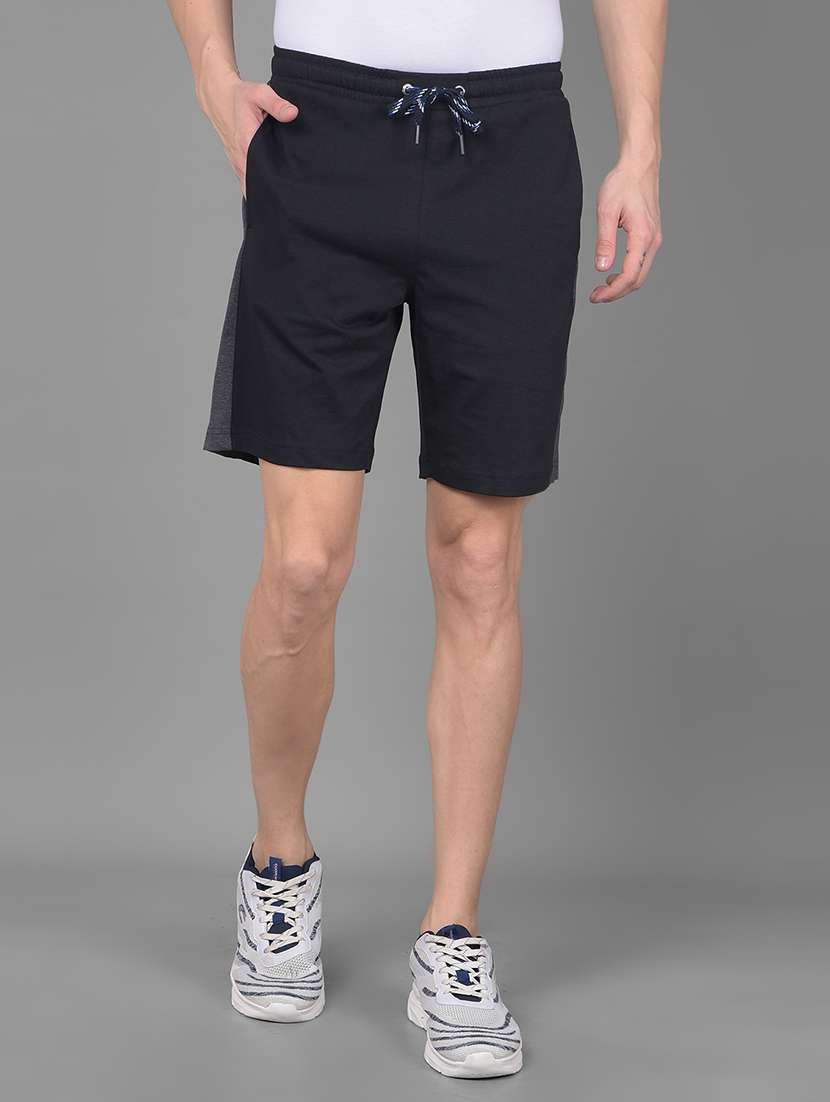 men tapered mid rise regular fit shorts