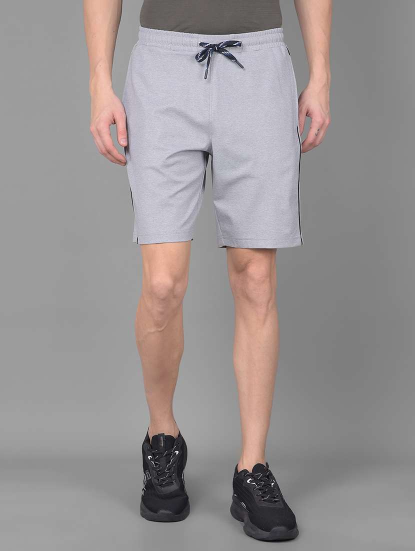 men solid mid rise regular fit shorts