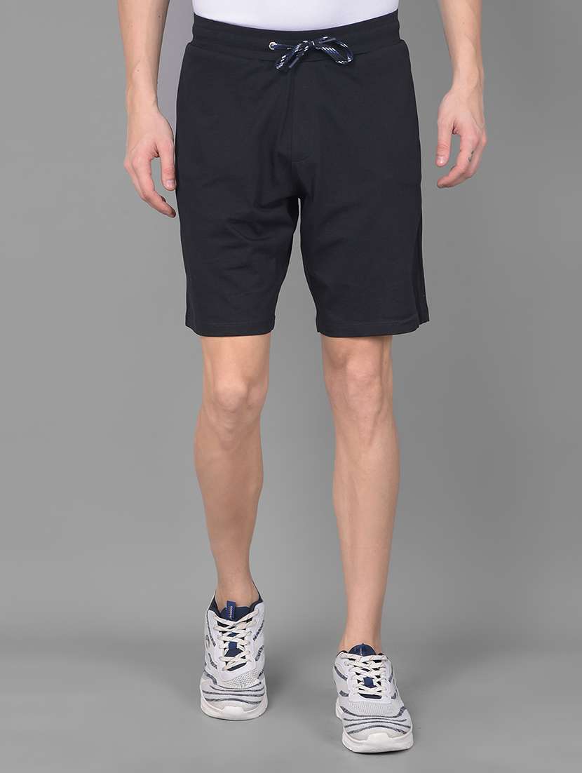 men black solid mid rise regular fit shorts