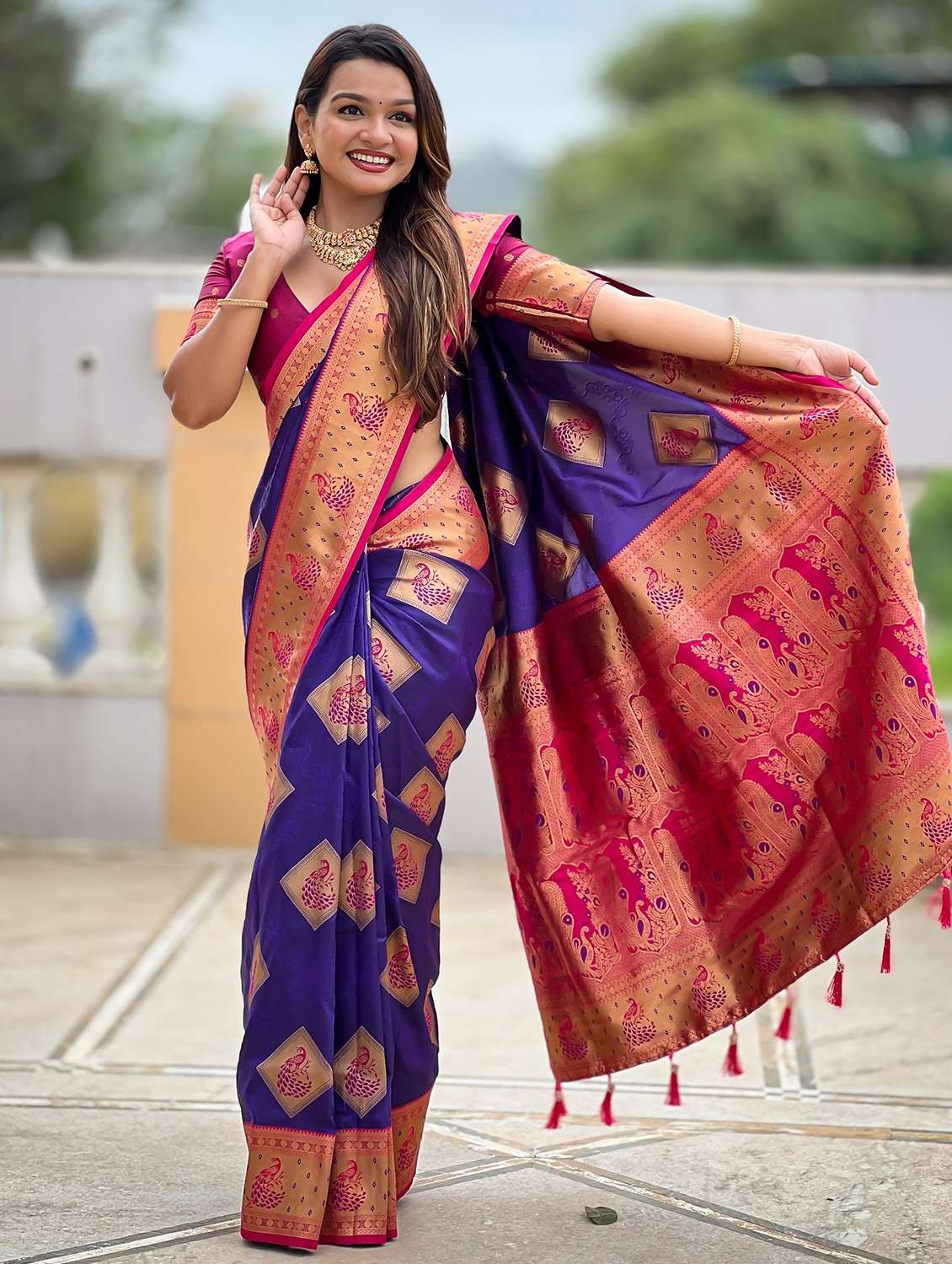 women self design banarasi saree with blouse - 22036579 - Standard Image - 3