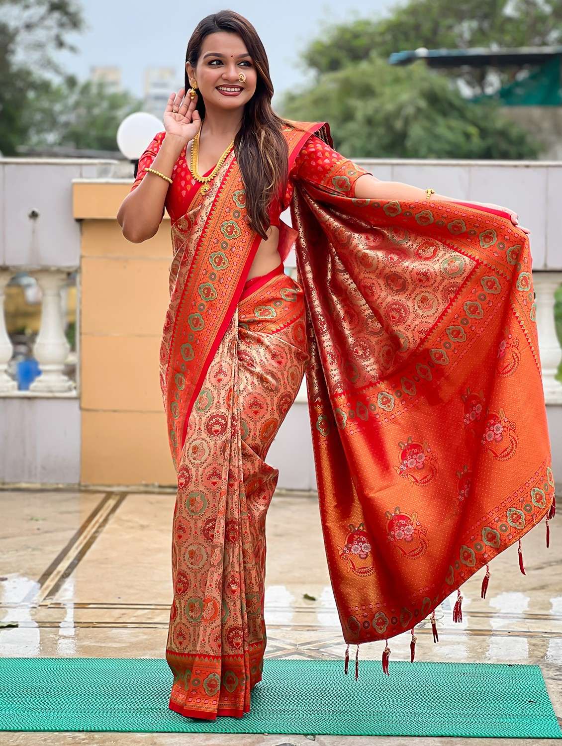 women self design banarasi saree with blouse - 22036583 - Standard Image - 5