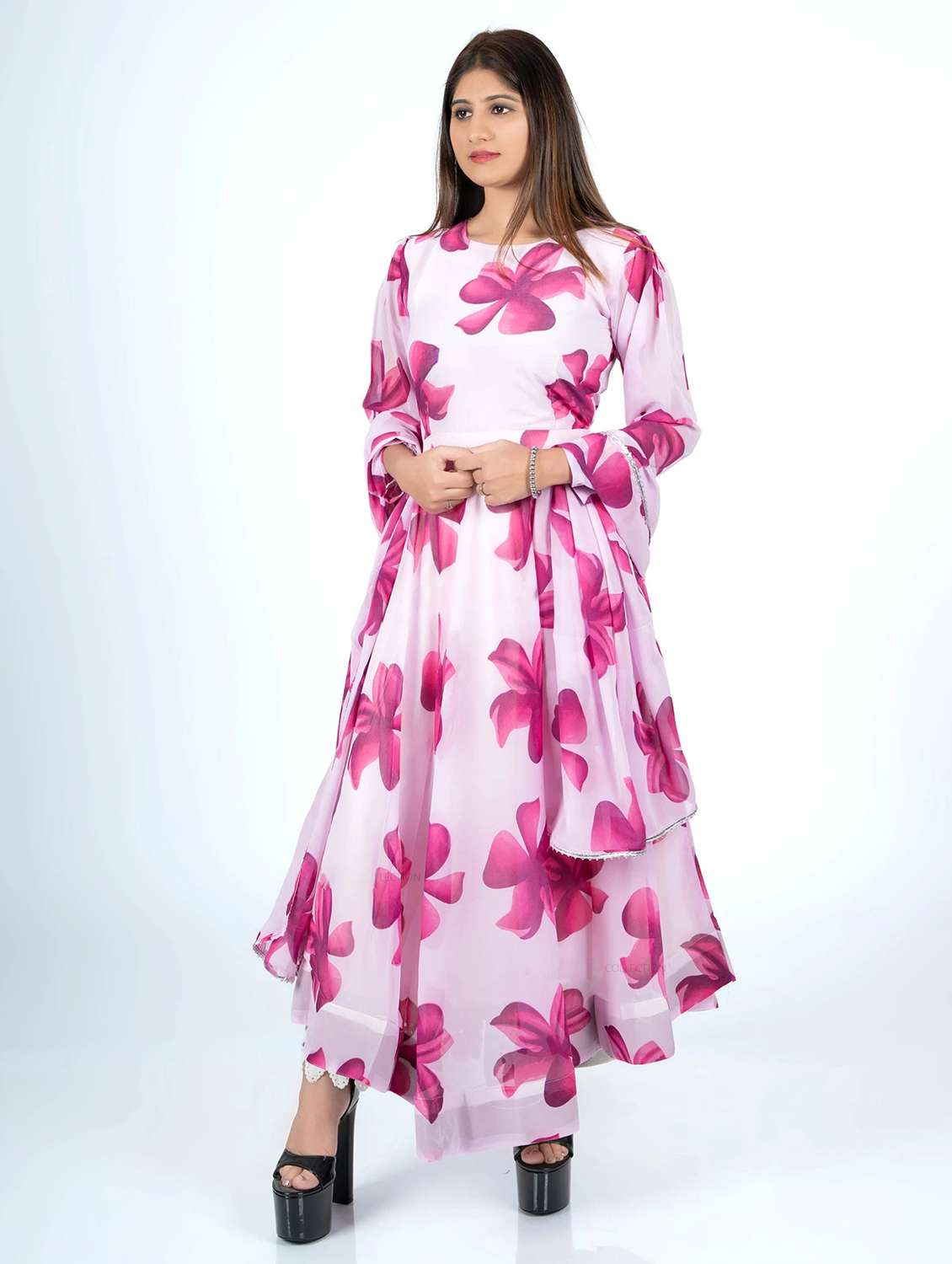 women floral printed long sleeve kurta dupatta set - 22036748 - Zoom Image - 0